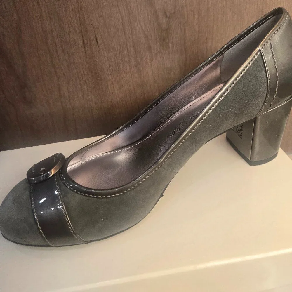NIB AKRADKA Gray/Pewter suede shoes - Picture 2 of 6